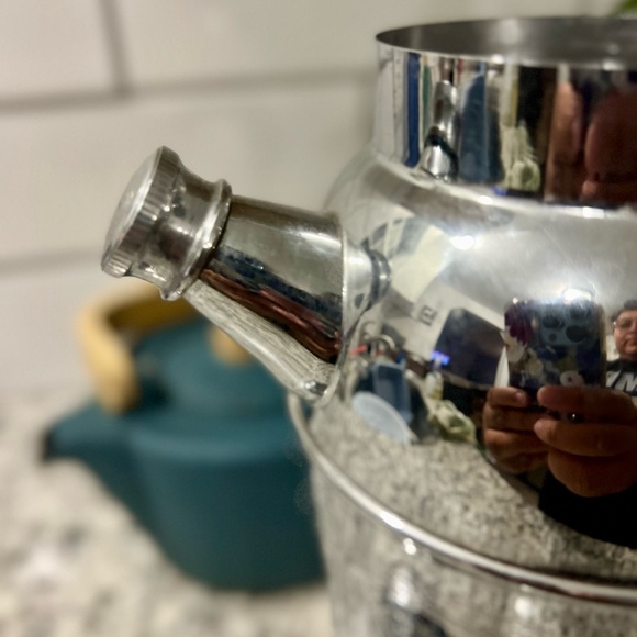 Vintage Martini Shaker Mid-Century Chrome Grapevine with a Pour spout - Picture 7 of 16